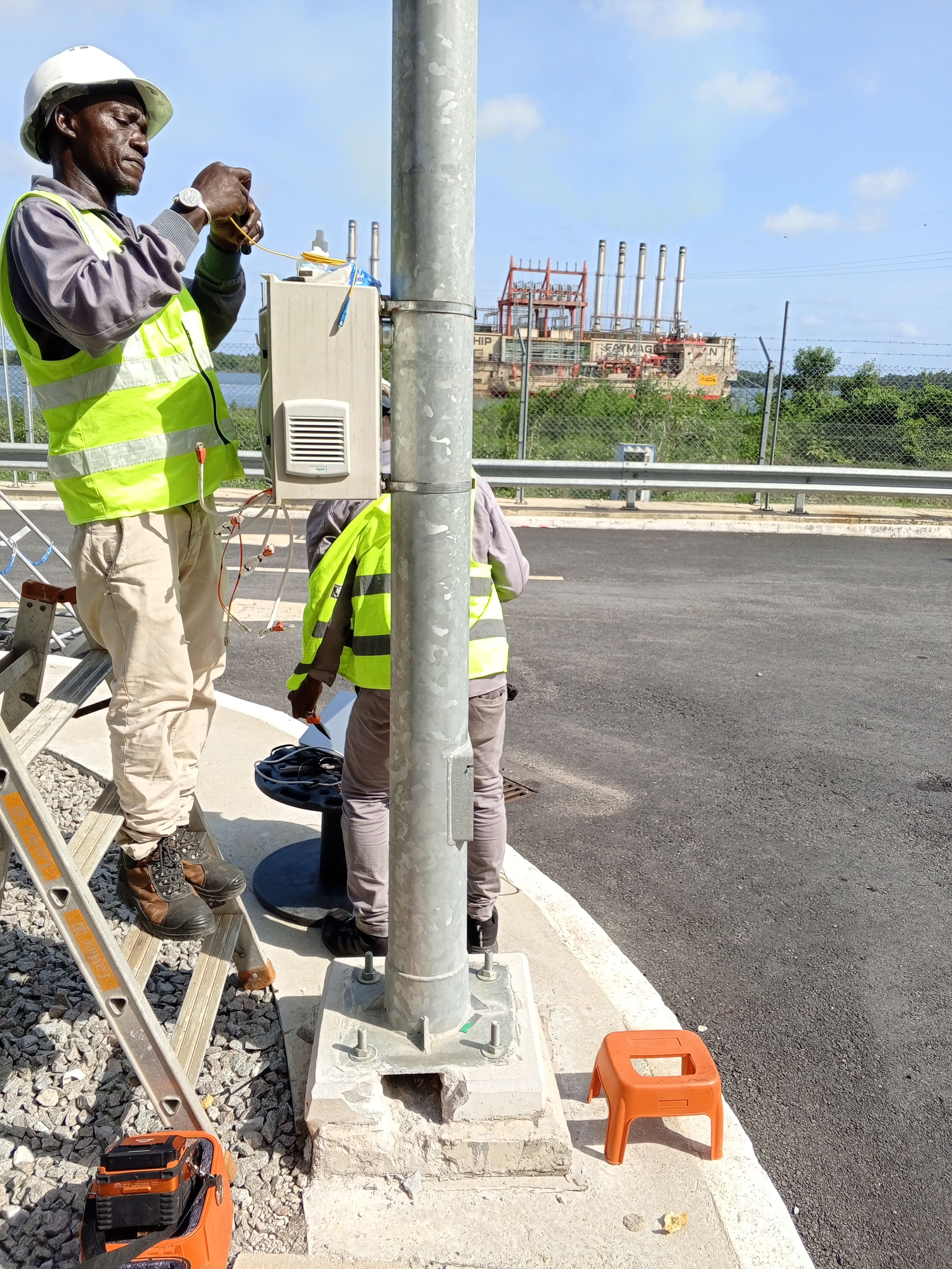 SURVEILLANCE CAMERA INSTALLATION FOR LARGE AREAS